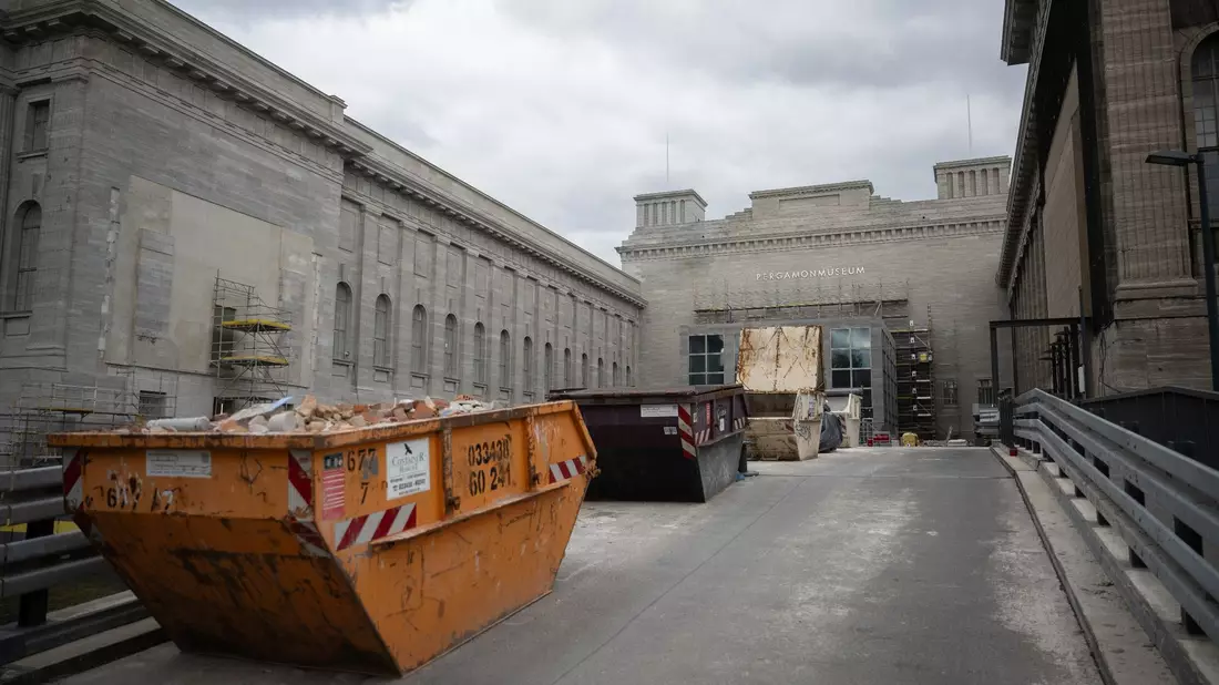 Container mit Bauschutt stehen am Pergamonmuseum in Berlin: Die Sanierungsarbeiten laufen. - Bild: Sebastian Christoph Gollnow/dpa