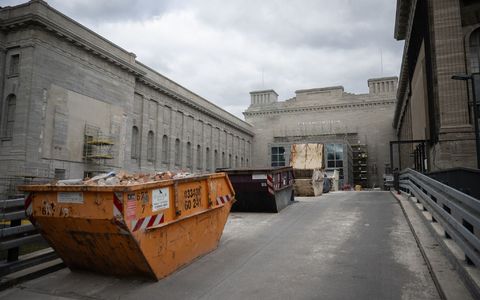 Container mit Bauschutt stehen am Pergamonmuseum in Berlin: Die Sanierungsarbeiten laufen. - Foto: Sebastian Christoph Gollnow/dpa Container mit Bauschutt stehen am Pergamonmuseum in Berlin: Die Sanierungsarbeiten laufen. - Foto: Sebastian Christoph Gollnow/dpa