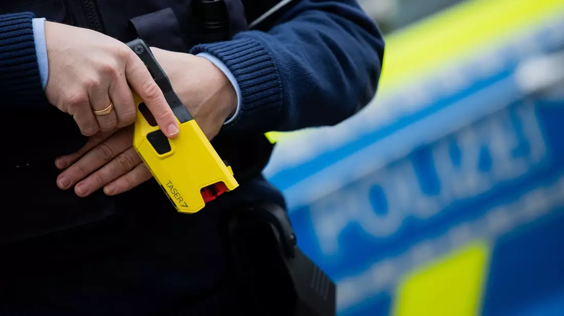 Mit dem Distanz-Elektroimpulsgerät sollen Polizisten einen Angreifer auf Distanz halten können - ohne das Risiko einer tödlichen Verletzung wie bei der Schusswaffe. - Bild: Rolf Vennenbernd/dpa