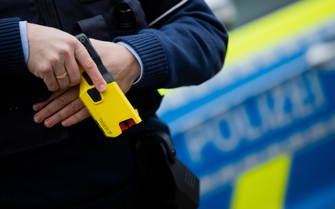 Mit dem Distanz-Elektroimpulsgerät sollen Polizisten einen Angreifer auf Distanz halten können - ohne das Risiko einer tödlichen Verletzung wie bei der Schusswaffe. - Foto: Rolf Vennenbernd/dpa