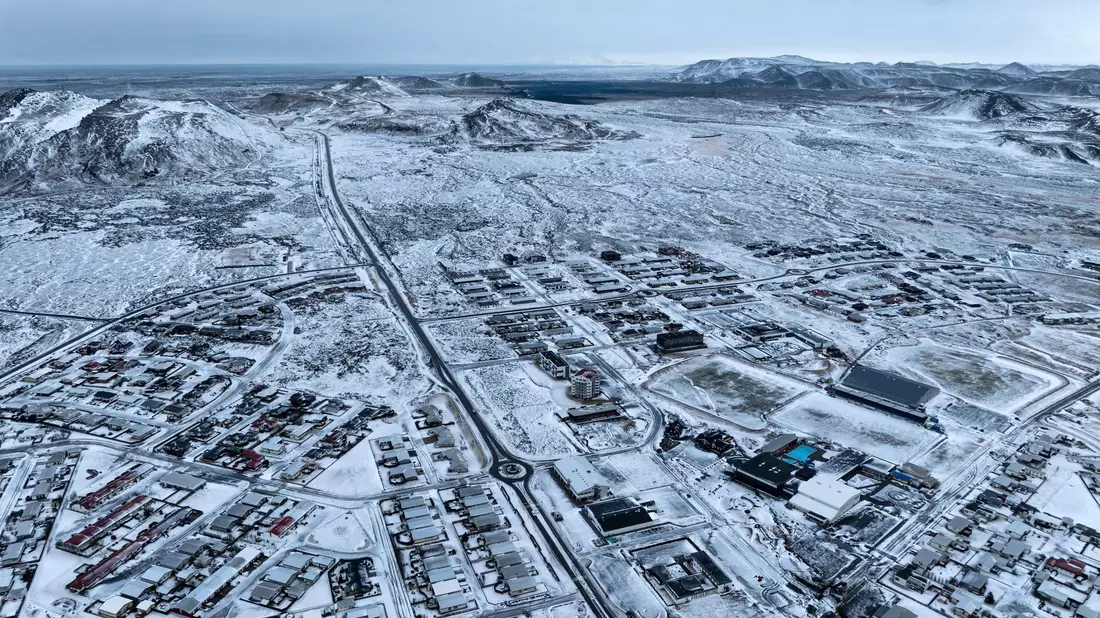 Menschen beobachten von Norden aus den Ausbruch des Vulkans in der Nähe von Grindavik. - Bild: Marco Di Marco/AP
