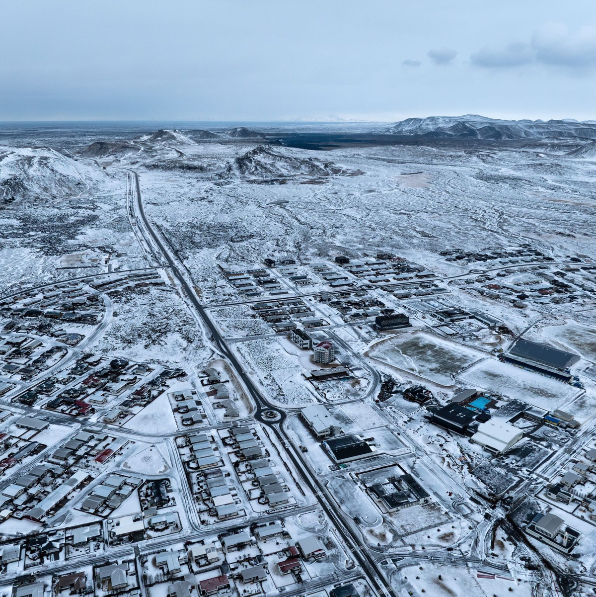 Menschen beobachten von Norden aus den Ausbruch des Vulkans in der Nähe von Grindavik. - Foto: Marco Di Marco/AP