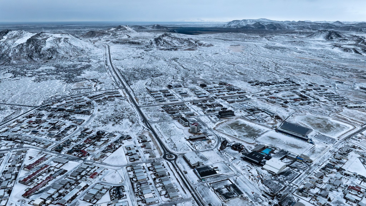 Blick auf das Lavafeld um Grindavik auf der isländischen Halbinsel Reykjanes. - Foto: Marco Di Marco/AP