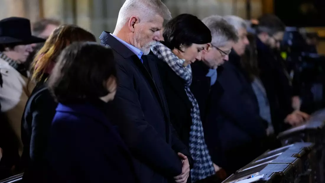 Petr Pavel (M), Präsident von Tschechien, nimmt an einer Gedenkfeier für die Opfer der Schusswaffenattacke an der Philosophischen Fakultät der Karls-Universität teil. - Bild: Petr David Josek/AP/dpa