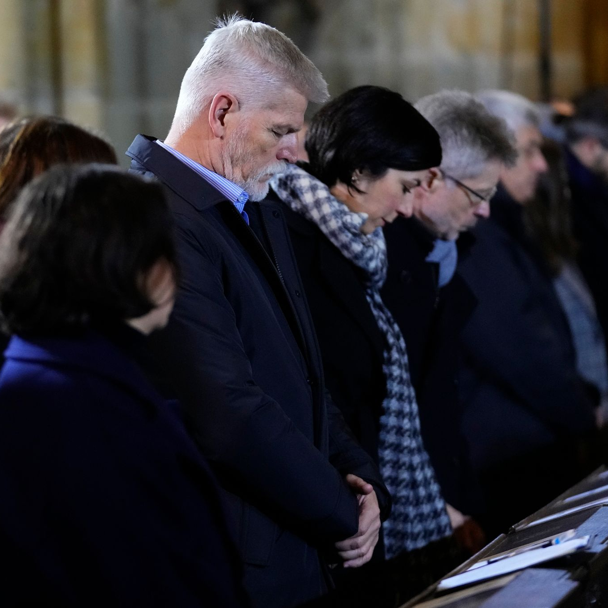Petr Pavel (M), Präsident von Tschechien, nimmt an einer Gedenkfeier für die Opfer der Schusswaffenattacke an der Philosophischen Fakultät der Karls-Universität teil. - Foto: Petr David Josek/AP/dpa