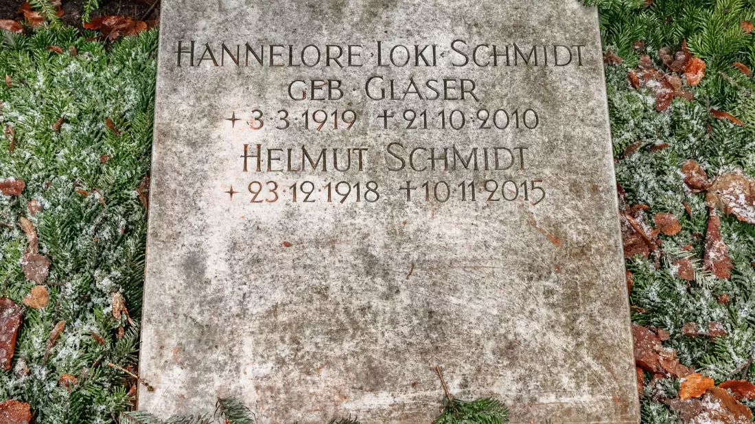 Das Grab von Helmut und Hannelore Schmidt auf dem Friedhof in Hamburg-Ohlsdorf. - Bild: Markus Scholz/dpa