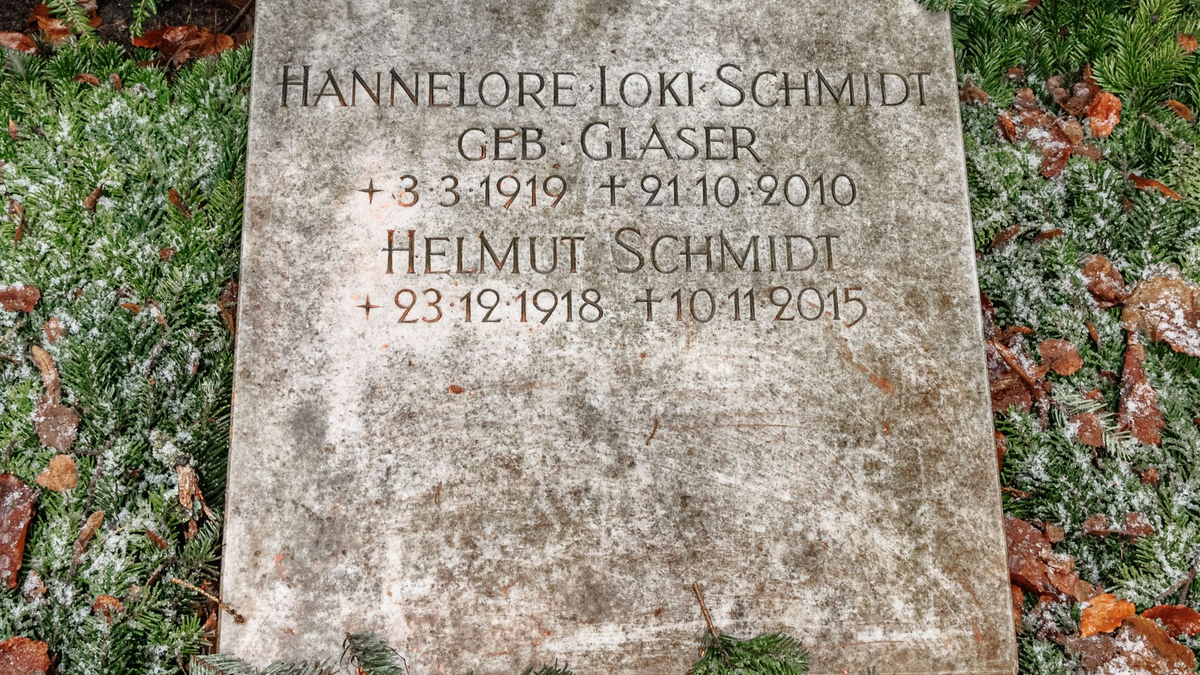 Das Grab von Helmut und Hannelore Schmidt auf dem Friedhof in Hamburg-Ohlsdorf. - Foto: Markus Scholz/dpa