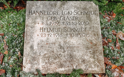 Das Grab von Helmut und Hannelore Schmidt auf dem Friedhof in Hamburg-Ohlsdorf. - Foto: Markus Scholz/dpa