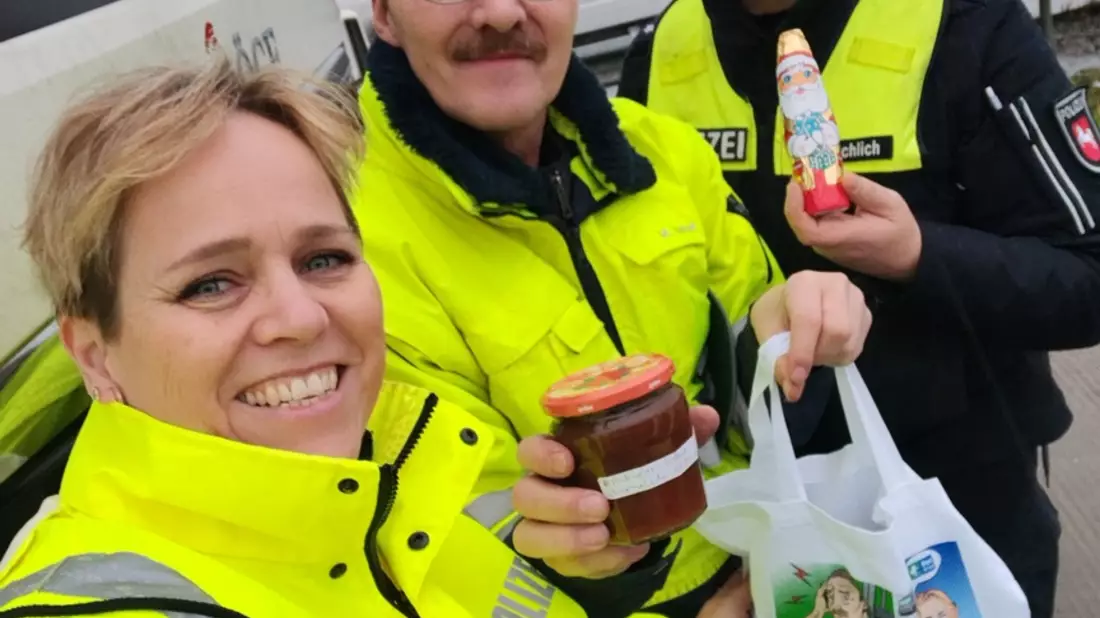 POL-WL: Fernfahrerstammtisch der Polizeidirektion Lüneburg überrascht Lkw-Fahrer zu Weihnachten - Bild: presseportal.de