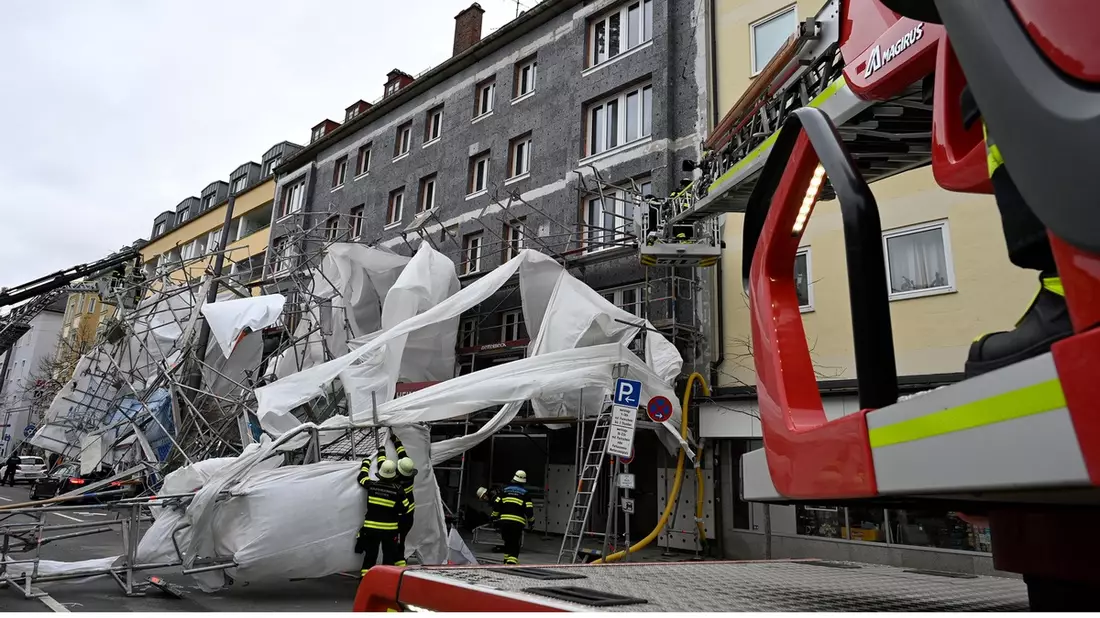 FW-M: Gerüsteinsturz - Eine Person wird verletzt (Giesing) - Bild: presseportal.de