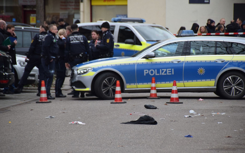 Einsatzkräfte der Polizei sichern den Tatort in Mannheim. - Foto: Rene Priebe/dpa