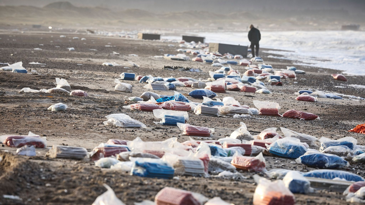 Der Küstenstreifen zwischen Tranum und Slette Strand in Dänemark ist gesäumt von gestrandeten Containern. - Foto: Claus Bjoern Larsen/Ritzau Scanpix Foto/AP/dpa