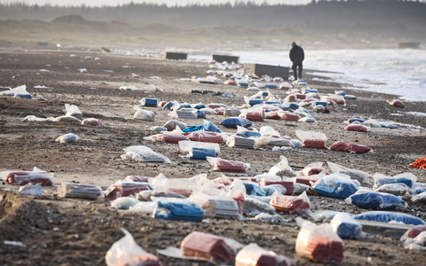 Der Küstenstreifen zwischen Tranum und Slette Strand in Dänemark ist gesäumt von gestrandeten Containern. - Foto: Claus Bjoern Larsen/Ritzau Scanpix Foto/AP/dpa
