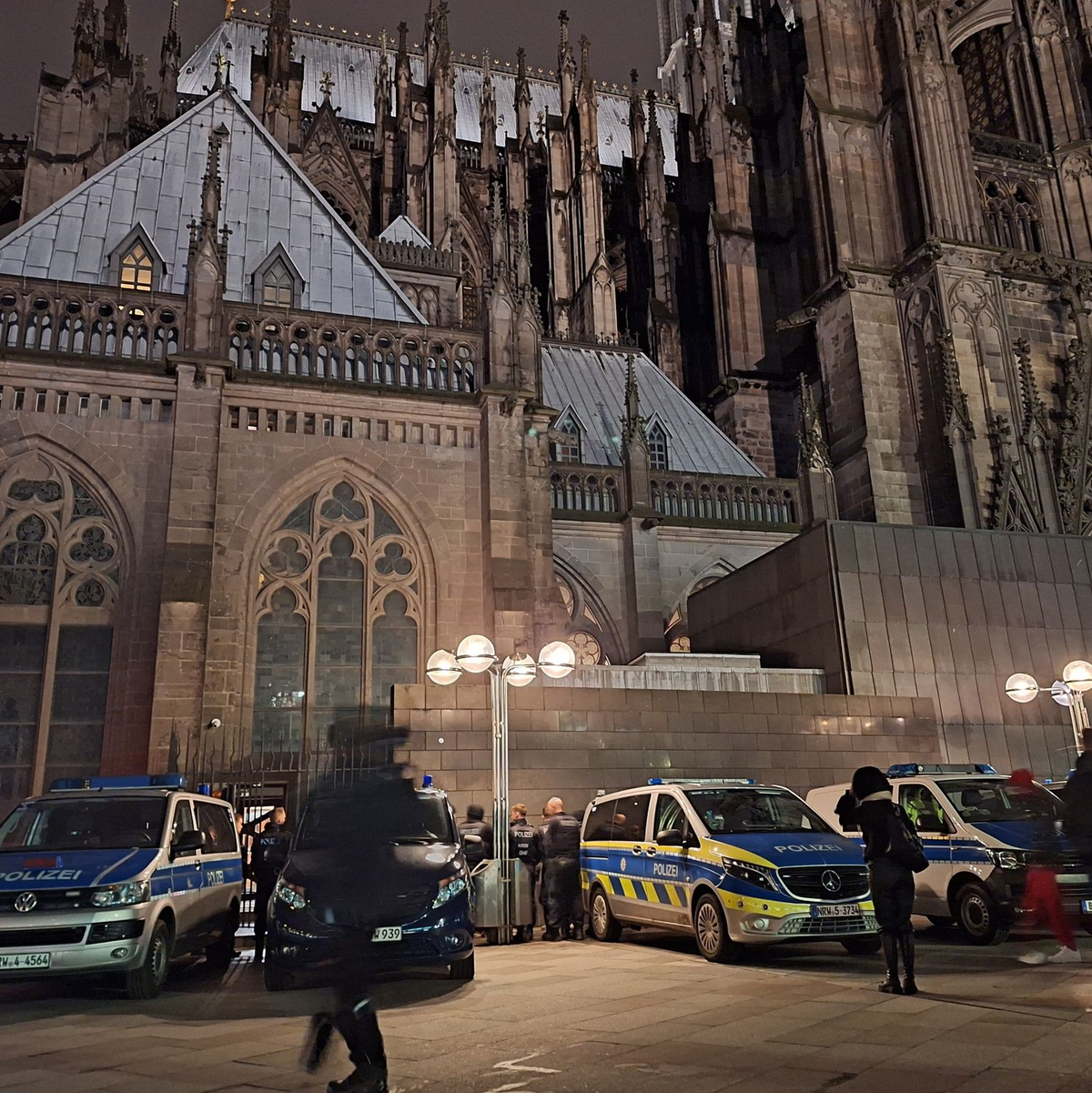 Einsatzfahrzeuge der Polizei stehen vor dem Kölner Dom. - Foto: Sascha Thelen/dpa