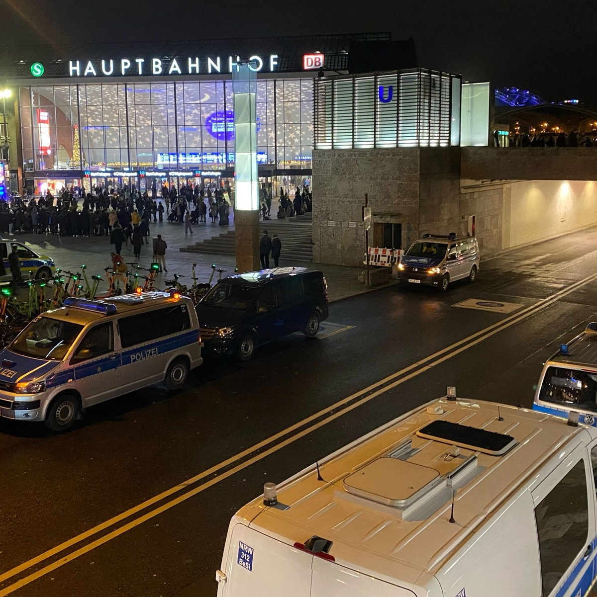 Polizisten und Einsatzfahrzeuge der Polizei stehen vor dem Hauptbahnhof unweit vom Dom. - Foto: Vincent Kempf/dpa