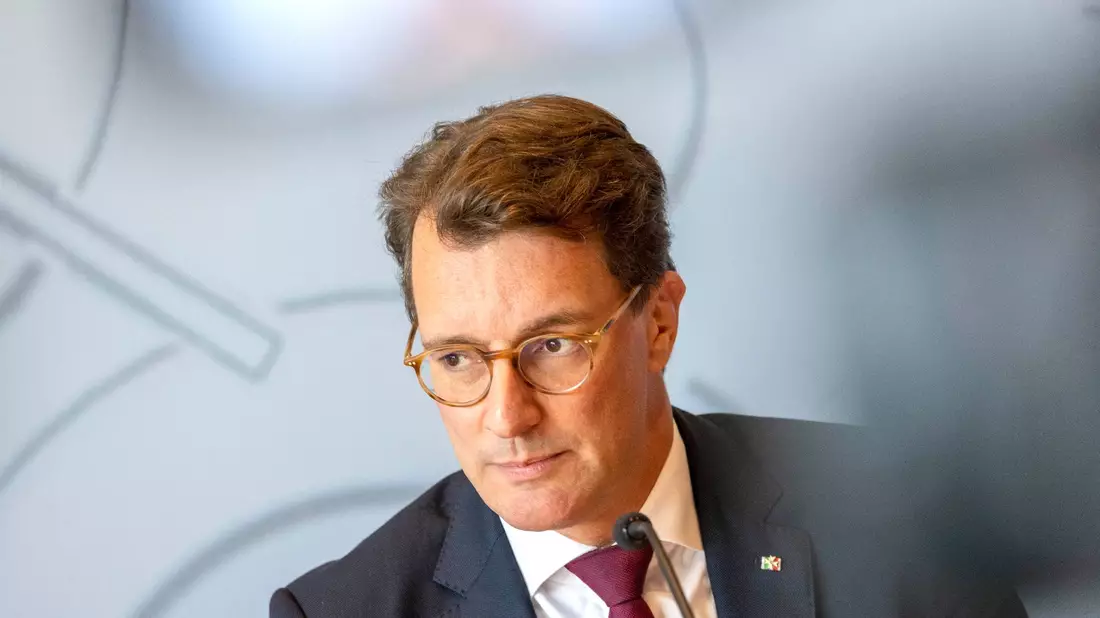 Nordrhein-Westfalens Ministerpräsident Hendrik Wüst will irreguläre Migration beenden. - Bild: Thomas Banneyer/dpa