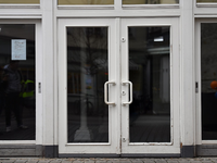 Geschlossen sind die Türen der früheren Filiale eines Drogeriemarktes. - Foto: Martin Schutt/dpa-Zentralbild/dpa