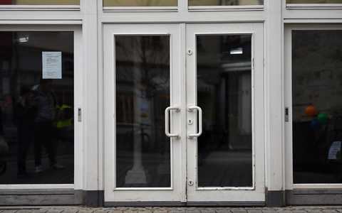 Geschlossen sind die Türen der früheren Filiale eines Drogeriemarktes. - Foto: Martin Schutt/dpa-Zentralbild/dpa