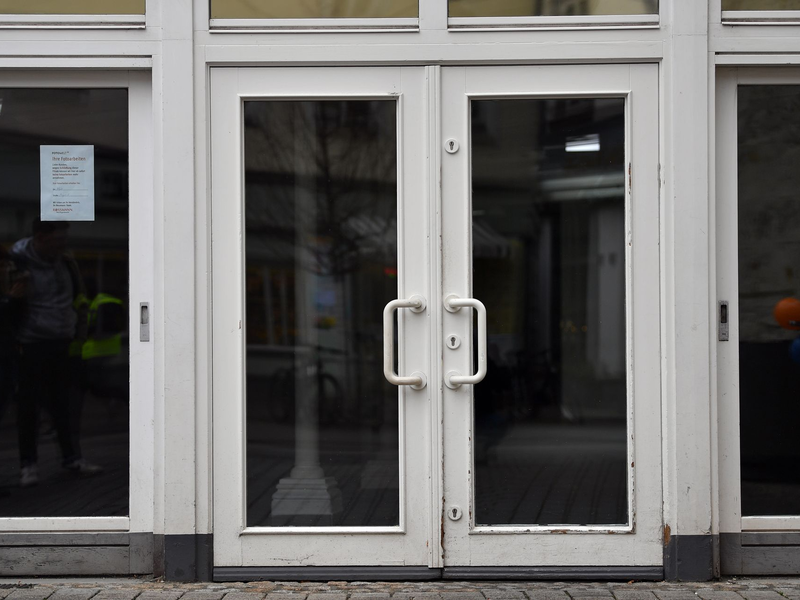 Geschlossen sind die Türen der früheren Filiale eines Drogeriemarktes. - Foto: Martin Schutt/dpa-Zentralbild/dpa