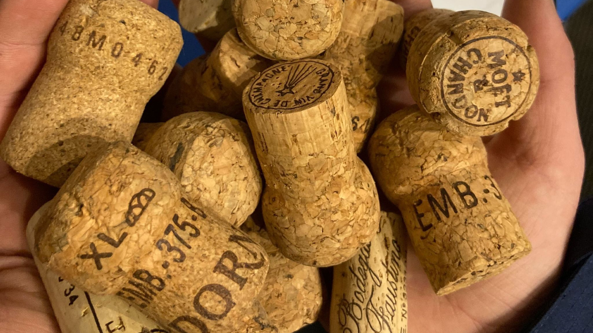 Naturkorken können an Sammelstellen deutschlandweit abgegeben werden. - Foto: Christiane Bosch/dpa