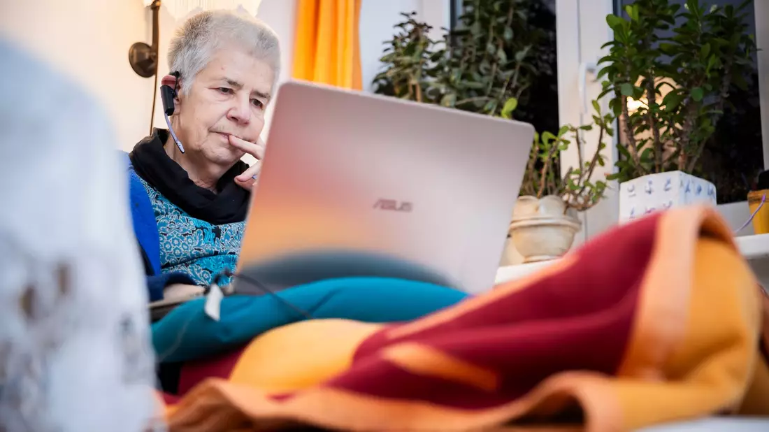 Elke Schilling ist die Gründerin von Silbernetz. Die Hotline bietet Menschen ab 60 Jahren ein offenes Ohr. - Bild: Christoph Soeder/dpa