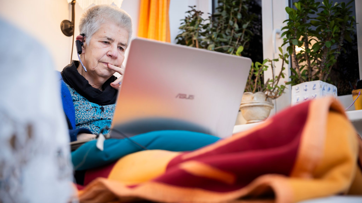 Elke Schilling ist die Gründerin von Silbernetz. Die Hotline bietet Menschen ab 60 Jahren ein offenes Ohr. - Foto: Christoph Soeder/dpa