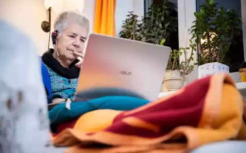 Elke Schilling ist die Gründerin von Silbernetz. Die Hotline bietet Menschen ab 60 Jahren ein offenes Ohr. - Foto: Christoph Soeder/dpa