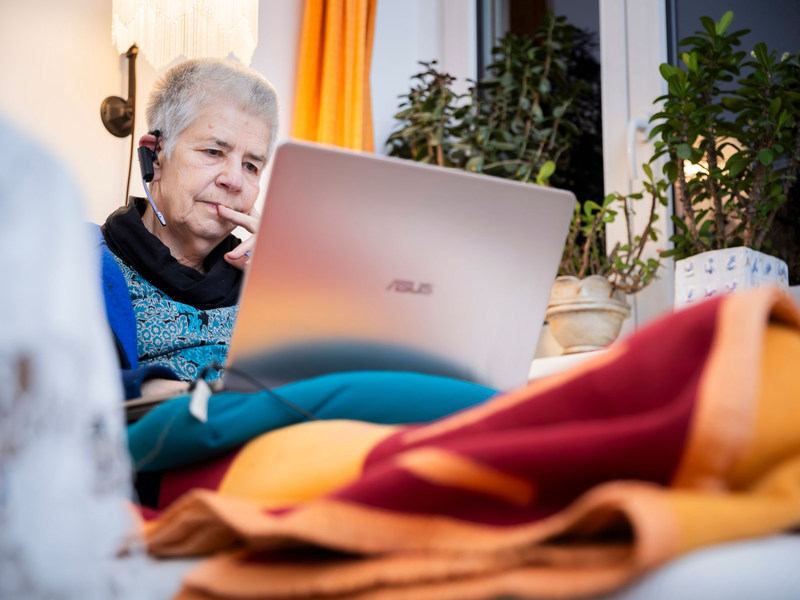 Elke Schilling ist die Gründerin von Silbernetz. Die Hotline bietet Menschen ab 60 Jahren ein offenes Ohr. - Foto: Christoph Soeder/dpa
