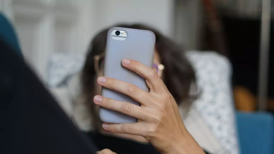 Einer Umfrage zufolge schätzen 27 Prozent ihre eigene Smartphone-Nutzung als «zu lang» ein, 15 Prozent sogar als «viel zu lang». - Bild: Weronika Peneshko/dpa