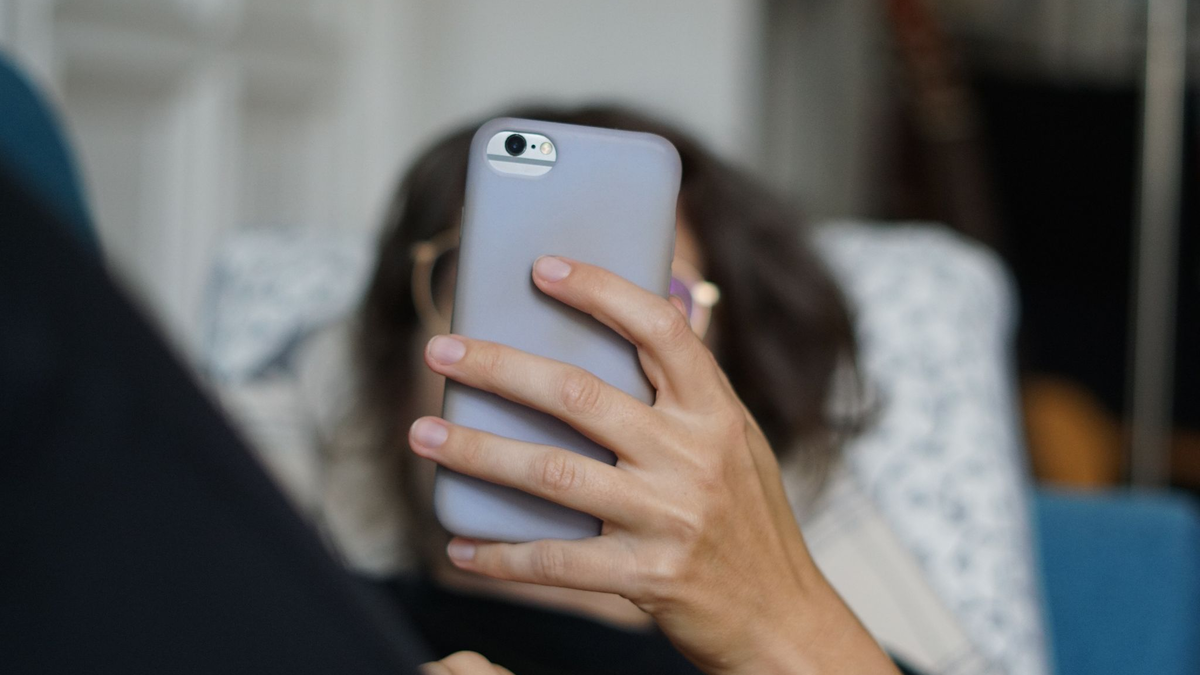 Einer Umfrage zufolge schätzen 27 Prozent ihre eigene Smartphone-Nutzung als «zu lang» ein, 15 Prozent sogar als «viel zu lang». - Foto: Weronika Peneshko/dpa