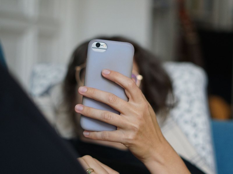 Einer Umfrage zufolge schätzen 27 Prozent ihre eigene Smartphone-Nutzung als «zu lang» ein, 15 Prozent sogar als «viel zu lang». - Foto: Weronika Peneshko/dpa