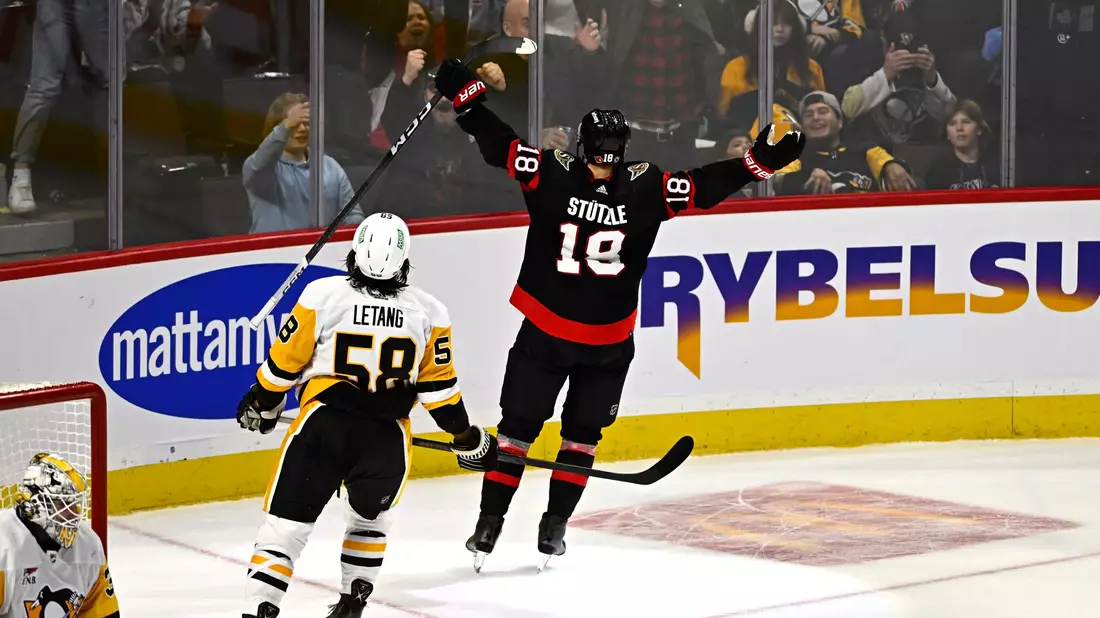 Tim Stützle (r) srogte für den Senators-Siegtreffer gegen die Penguins. - Bild: Justin Tang/The Canadian Press/AP/dpa