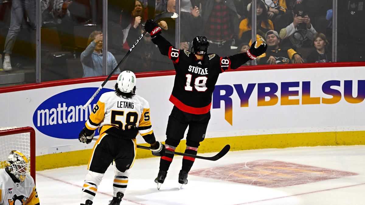 Tim Stützle (r) srogte für den Senators-Siegtreffer gegen die Penguins. - Foto: Justin Tang/The Canadian Press/AP/dpa