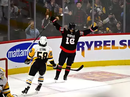 Tim Stützle (r) srogte für den Senators-Siegtreffer gegen die Penguins. - Foto: Justin Tang/The Canadian Press/AP/dpa
