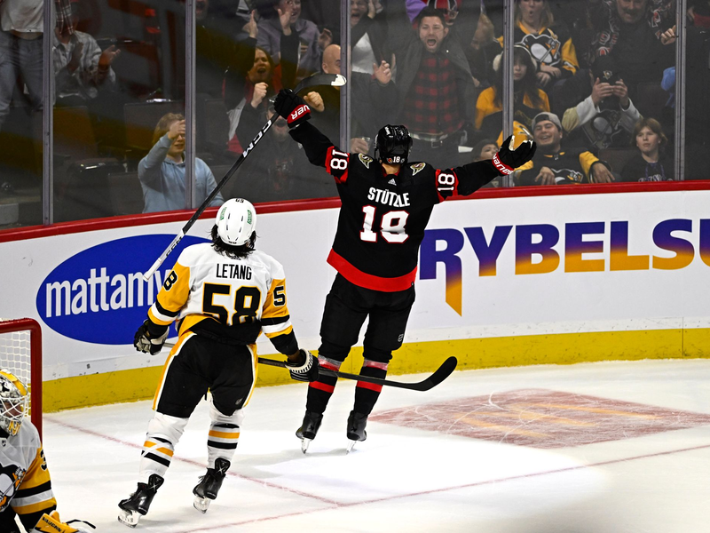 Tim Stützle (r) srogte für den Senators-Siegtreffer gegen die Penguins. - Foto: Justin Tang/The Canadian Press/AP/dpa