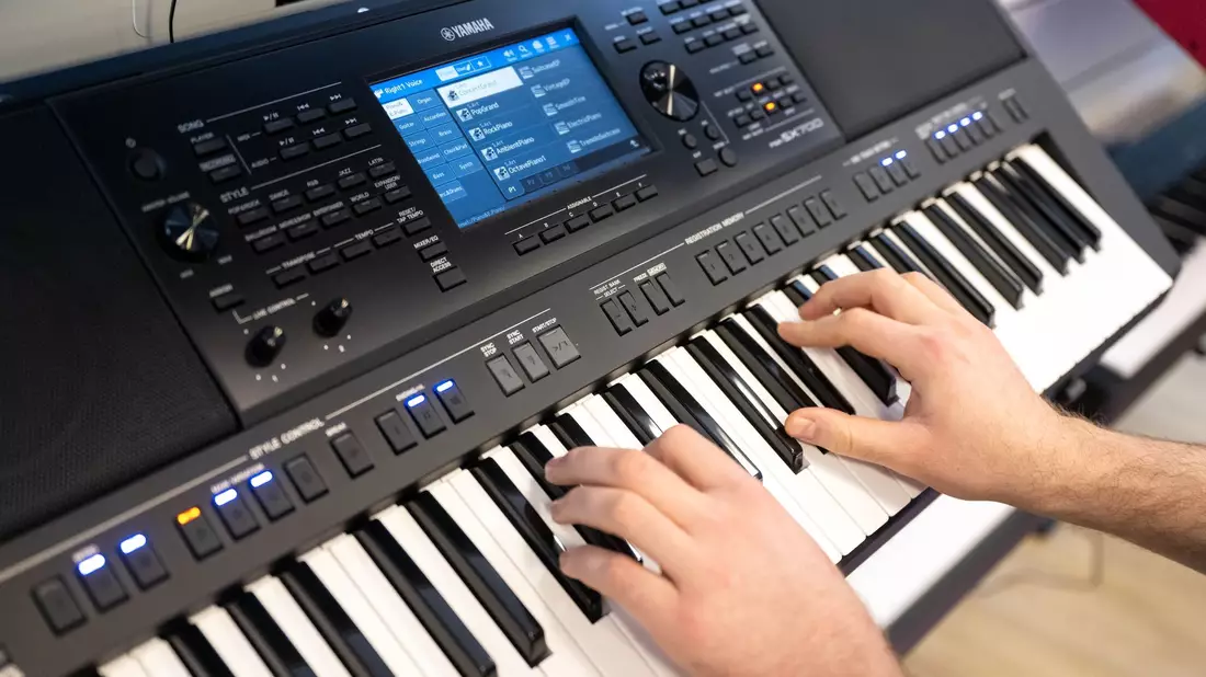 Das kleine Tasteninstrument ist im Vergleich zum Klavier günstig und kann gut transportiert werden. - Bild: Sina Schuldt/dpa