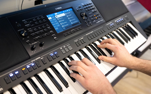 Das kleine Tasteninstrument ist im Vergleich zum Klavier günstig und kann gut transportiert werden. - Foto: Sina Schuldt/dpa
