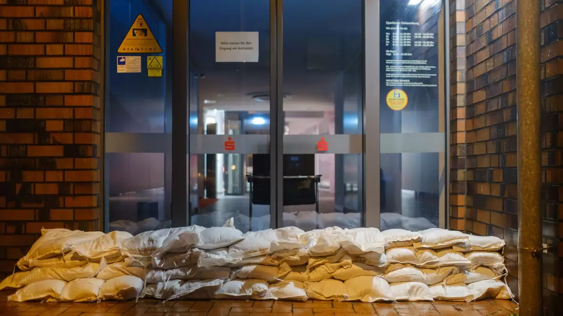 Sandsäcke vor dem Eingang der Sparkasse Rodenberg in Niedersachsen. - Bild: Ole Spata/dpa
