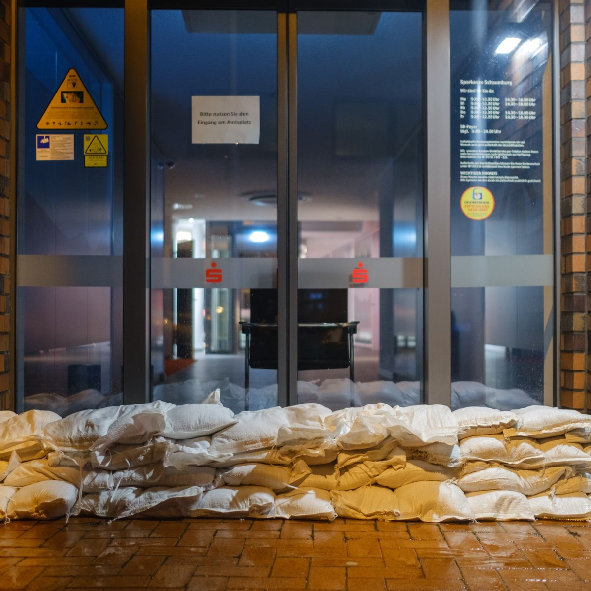 Sandsäcke vor dem Eingang der Sparkasse Rodenberg in Niedersachsen. - Foto: Ole Spata/dpa