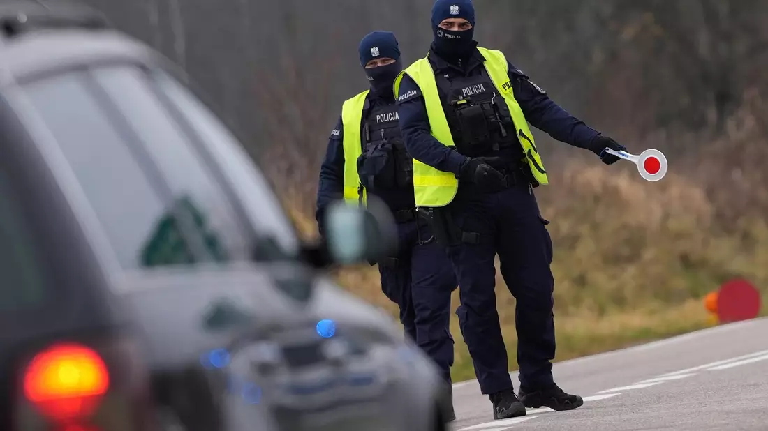 Der Fahrer flüchtete vom Unfallort, konnte aber später von der Polizei festgenommen werden. (Symbolbild) - Bild: Matthias Schrader/AP/dpa