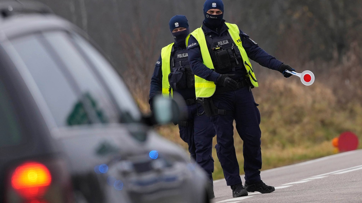 Der Fahrer flüchtete vom Unfallort, konnte aber später von der Polizei festgenommen werden. (Symbolbild) - Foto: Matthias Schrader/AP/dpa