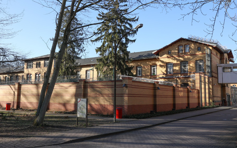 Eines der Gebäude vom Krankenhaus-Maßregelvollzug auf dem Gelände der Karl-Bonhoeffer-Nervenklinik. - Foto: Jörg Carstensen/dpa