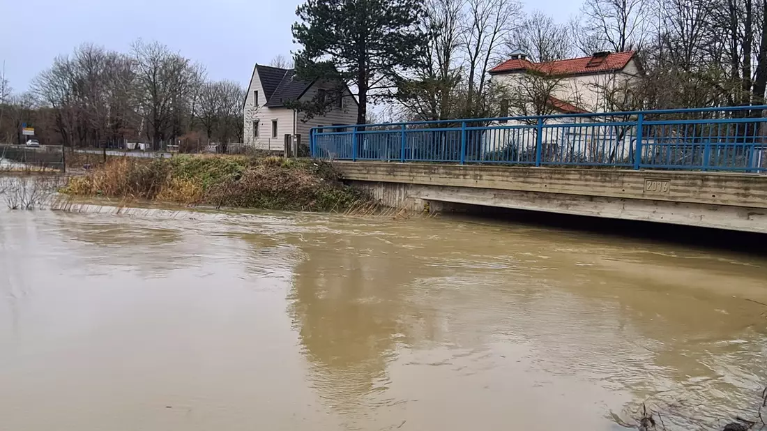 FW Lehrte: Hochwasserlage im Stadtgebiet Lehrte - Bild: presseportal.de