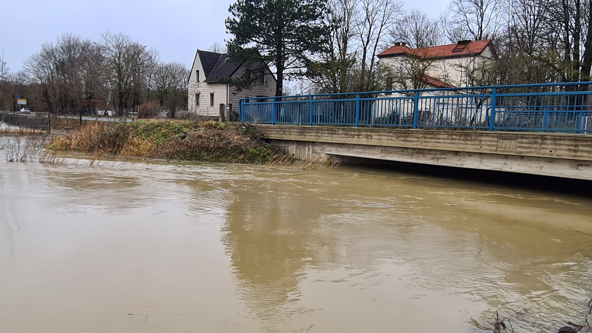 FW Lehrte: Hochwasserlage im Stadtgebiet Lehrte - Foto: presseportal.de