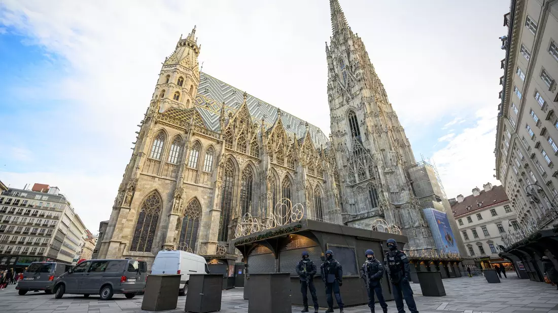 Polizisten nach Hinweisen auf einen möglichen Anschlagsplan einer islamistischen Gruppe vor der Domkirche St. Stephan. - Bild: Max Slovencik/APA/dpa