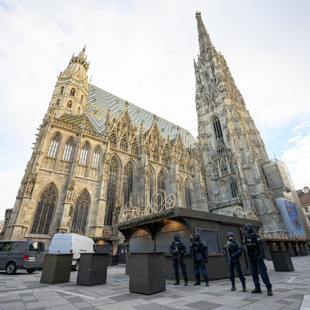 Gesichert: Polizisten stehen nach Hinweisen auf einen möglichen Anschlagsplan einer islamistischen Gruppe vor der Domkirche St. Stephan in Wien. - Foto: Max Slovencik/APA/dpa