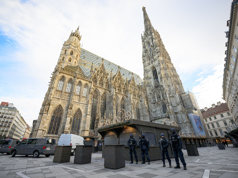 Polizisten nach Hinweisen auf einen möglichen Anschlagsplan einer islamistischen Gruppe vor der Domkirche St. Stephan. - Foto: Max Slovencik/APA/dpa