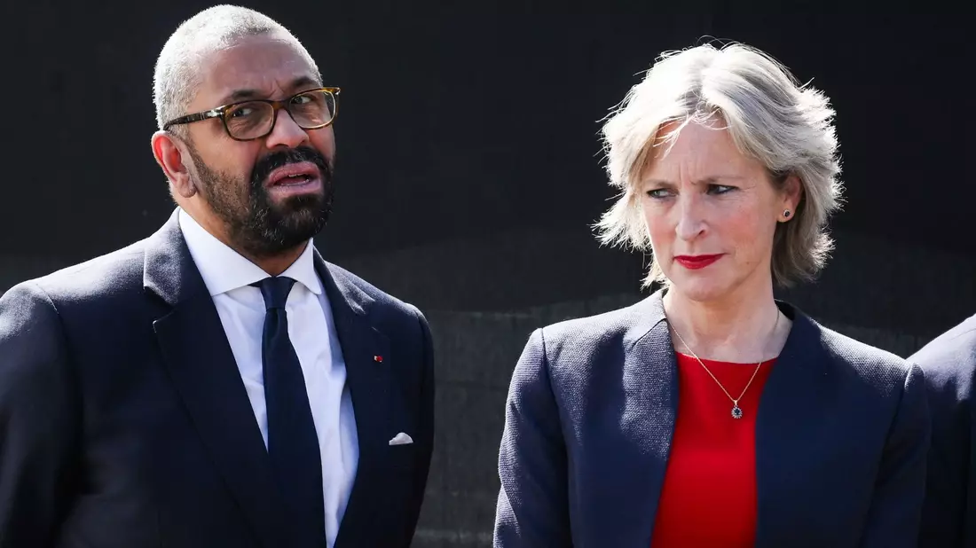 Der britische Innenminister James Cleverly mit seiner Frau Susannah Cleverly. - Bild: Daniel Leal/PA Wire/dpa