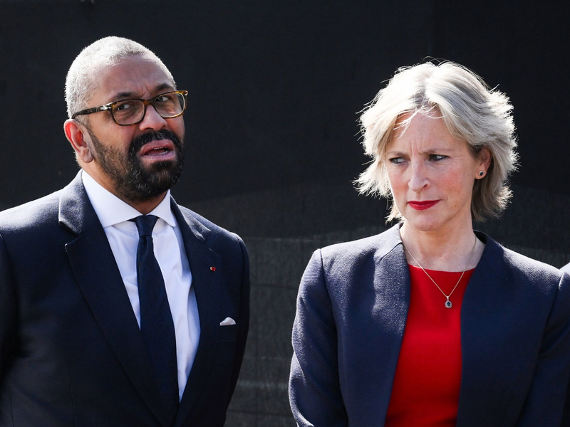 Der britische Innenminister James Cleverly mit seiner Frau Susannah Cleverly. - Foto: Daniel Leal/PA Wire/dpa