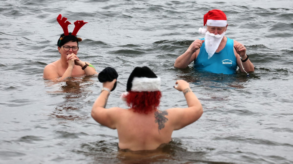 Die Mitglieder des Winter-Schwimmvereins «Pirrlliepausen» haben sich zu ihrem traditionellen Weihnachtsbad eingefunden. - Foto: Bernd Wüstneck/dpa